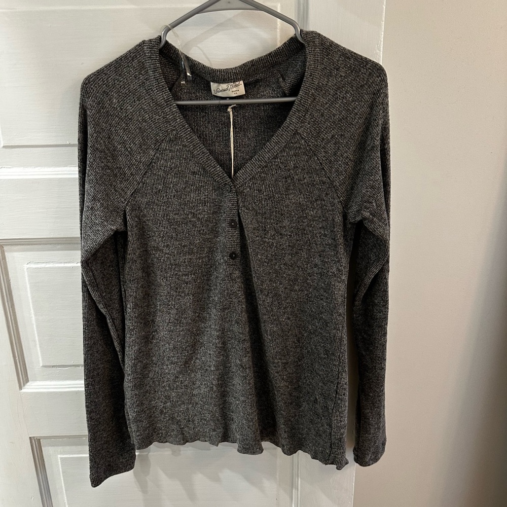 NWT, Universal Threads, women’s gray long sleeve, size medium
